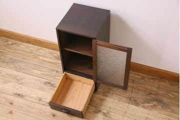 アンティーク家具　極小　ダイヤガラス　シックな色合いが素敵な収納棚(戸棚)