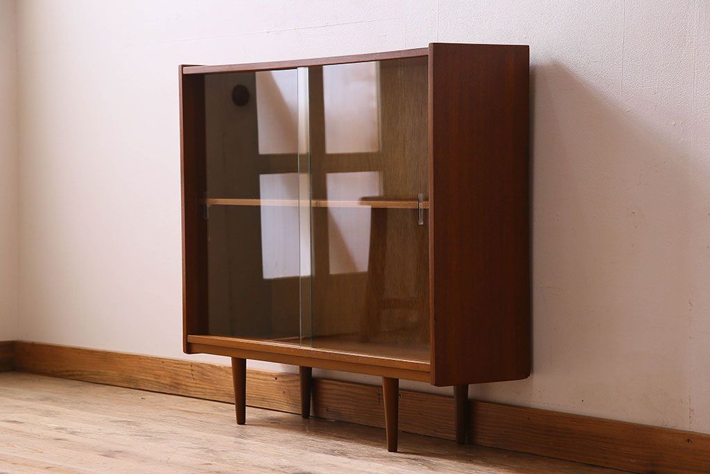 ヴィンテージ家具　北欧ビンテージ　チーク材　上品さが魅力のディスプレイラック(陳列棚、収納棚、戸棚)