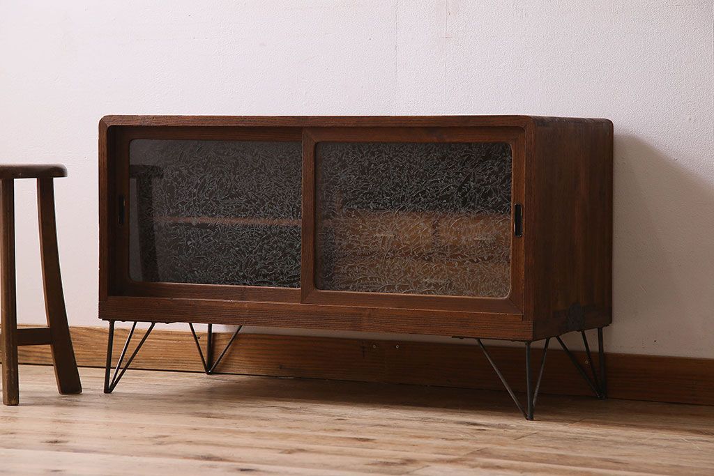 レトロ家具　昭和レトロ　結霜ガラス　使い込まれた風合いが素敵な鉄脚ローボード(ローチェスト)