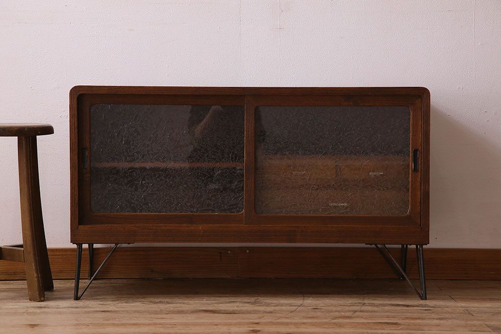 レトロ家具　昭和レトロ　結霜ガラス　使い込まれた風合いが素敵な鉄脚ローボード(ローチェスト)