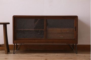 レトロ家具　昭和レトロ　結霜ガラス　使い込まれた風合いが素敵な鉄脚ローボード(ローチェスト)