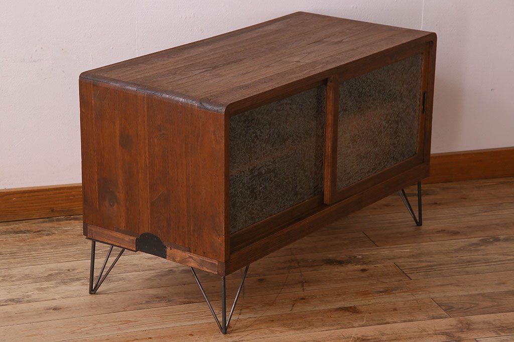 レトロ家具　昭和レトロ　結霜ガラス　使い込まれた風合いが素敵な鉄脚ローボード(ローチェスト)