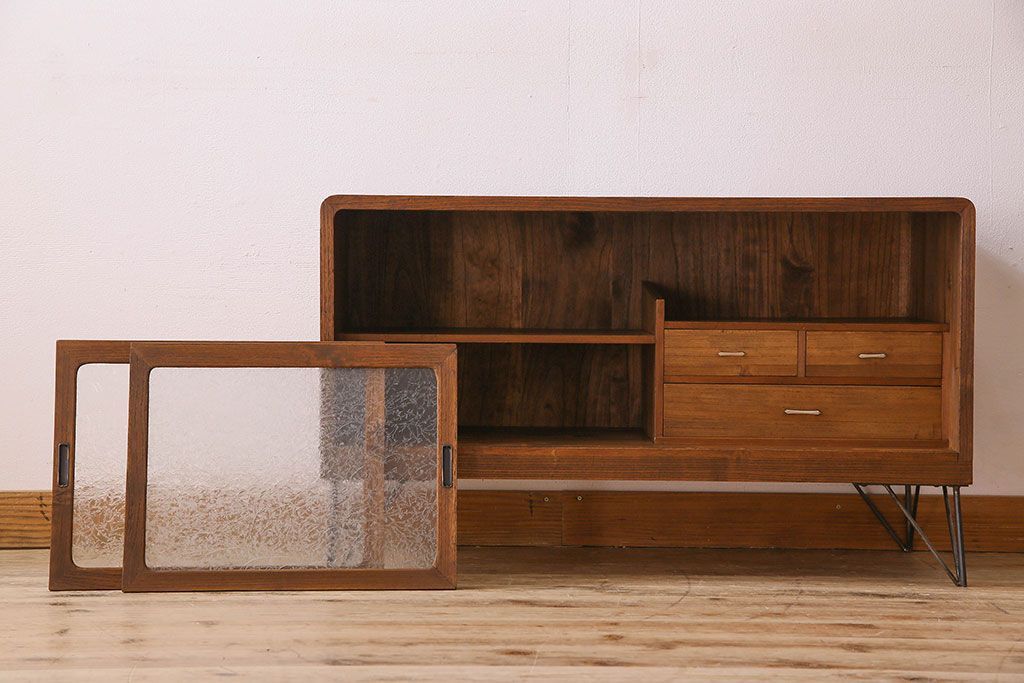 レトロ家具　昭和レトロ　結霜ガラス　使い込まれた風合いが素敵な鉄脚ローボード(ローチェスト)