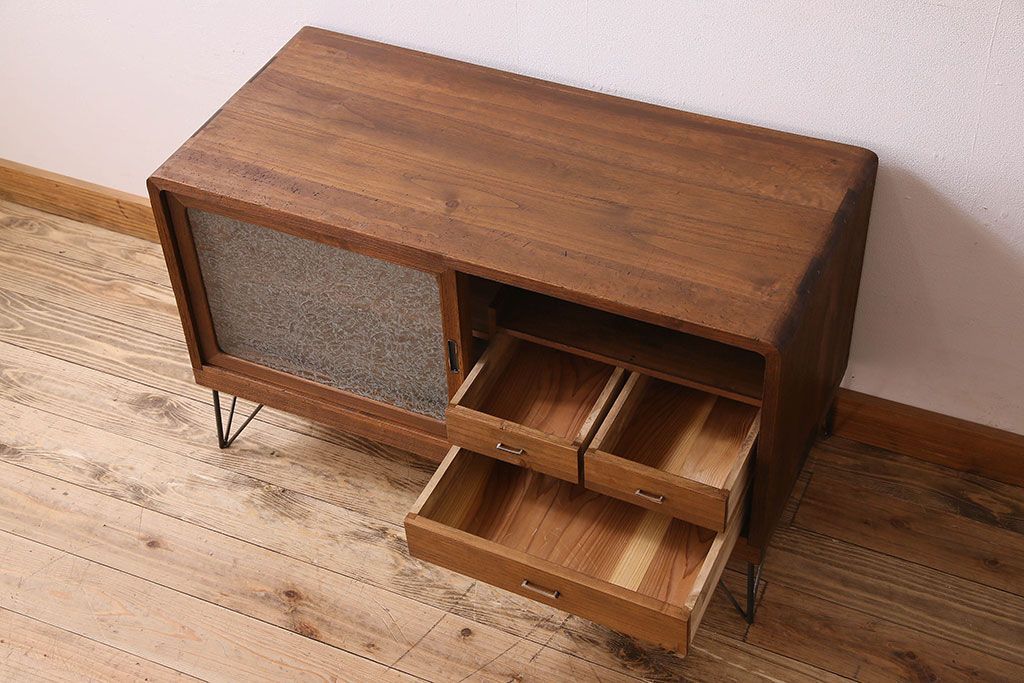 レトロ家具　昭和レトロ　結霜ガラス　使い込まれた風合いが素敵な鉄脚ローボード(ローチェスト)