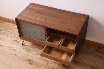 レトロ家具　昭和レトロ　結霜ガラス　使い込まれた風合いが素敵な鉄脚ローボード(ローチェスト)