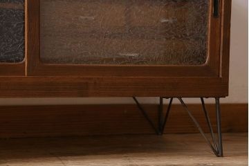 レトロ家具　昭和レトロ　結霜ガラス　使い込まれた風合いが素敵な鉄脚ローボード(ローチェスト)