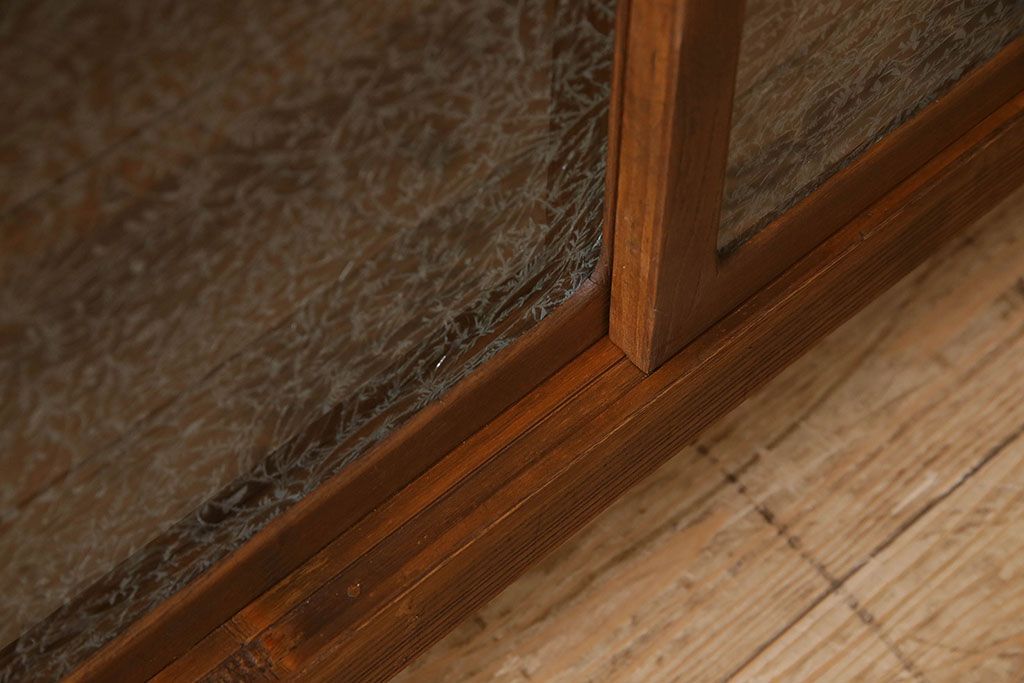 レトロ家具　昭和レトロ　結霜ガラス　使い込まれた風合いが素敵な鉄脚ローボード(ローチェスト)