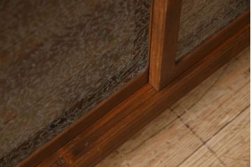 レトロ家具　昭和レトロ　結霜ガラス　使い込まれた風合いが素敵な鉄脚ローボード(ローチェスト)