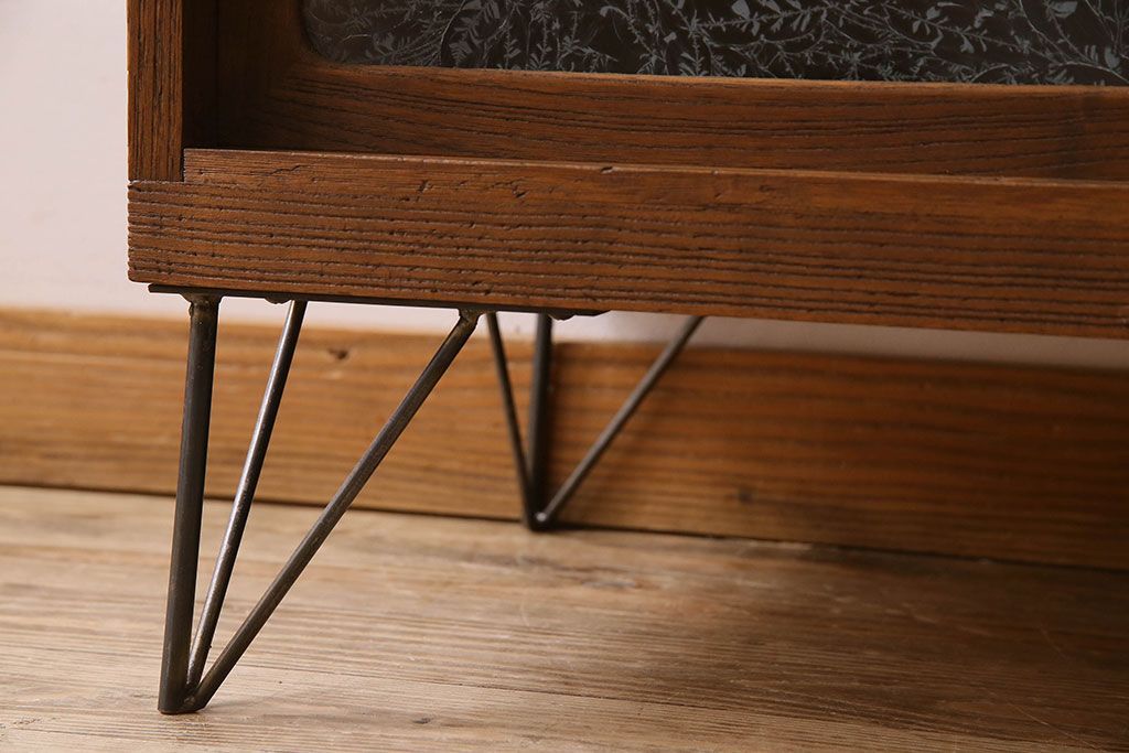 レトロ家具　昭和レトロ　結霜ガラス　使い込まれた風合いが素敵な鉄脚ローボード(ローチェスト)