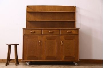 ヴィンテージ家具　イギリスビンテージ　珍しいデザインのサイドボード(収納棚、飾り棚、食器棚)