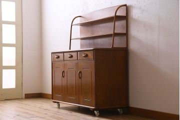 ヴィンテージ家具　イギリスビンテージ　珍しいデザインのサイドボード(収納棚、飾り棚、食器棚)