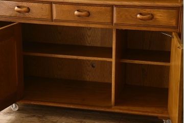 ヴィンテージ家具　イギリスビンテージ　珍しいデザインのサイドボード(収納棚、飾り棚、食器棚)