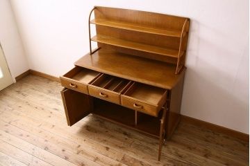 ヴィンテージ家具　イギリスビンテージ　珍しいデザインのサイドボード(収納棚、飾り棚、食器棚)
