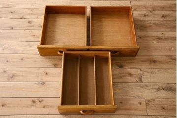 ヴィンテージ家具　イギリスビンテージ　珍しいデザインのサイドボード(収納棚、飾り棚、食器棚)