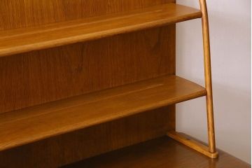 ヴィンテージ家具　イギリスビンテージ　珍しいデザインのサイドボード(収納棚、飾り棚、食器棚)
