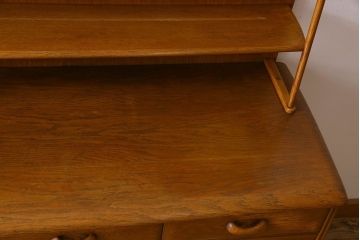 ヴィンテージ家具　イギリスビンテージ　珍しいデザインのサイドボード(収納棚、飾り棚、食器棚)