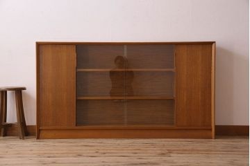 ヴィンテージ家具　イギリスビンテージ　チーク材　シンプルなデザインのサイドキャビネット(サイドボード)