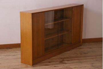 ヴィンテージ家具　イギリスビンテージ　チーク材　シンプルなデザインのサイドキャビネット(サイドボード)