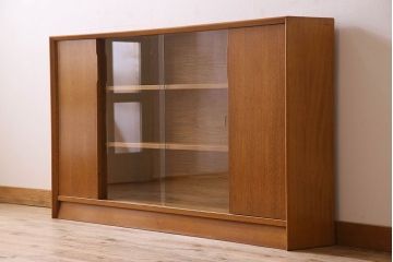 ヴィンテージ家具　イギリスビンテージ　チーク材　シンプルなデザインのサイドキャビネット(サイドボード)