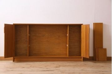 ヴィンテージ家具　イギリスビンテージ　チーク材　シンプルなデザインのサイドキャビネット(サイドボード)