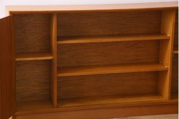 ヴィンテージ家具　イギリスビンテージ　チーク材　シンプルなデザインのサイドキャビネット(サイドボード)