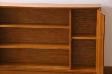 ヴィンテージ家具　イギリスビンテージ　チーク材　シンプルなデザインのサイドキャビネット(サイドボード)