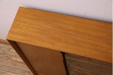 ヴィンテージ家具　イギリスビンテージ　チーク材　シンプルなデザインのサイドキャビネット(サイドボード)
