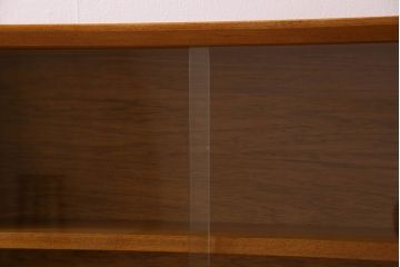 ヴィンテージ家具　イギリスビンテージ　チーク材　シンプルなデザインのサイドキャビネット(サイドボード)