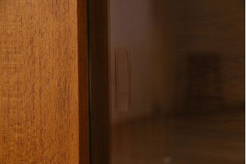 ヴィンテージ家具　イギリスビンテージ　チーク材　シンプルなデザインのサイドキャビネット(サイドボード)
