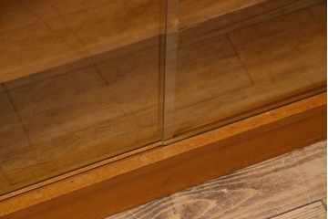 ヴィンテージ家具　イギリスビンテージ　チーク材　シンプルなデザインのサイドキャビネット(サイドボード)