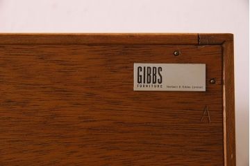 ヴィンテージ家具　イギリスビンテージ　チーク材　シンプルなデザインのサイドキャビネット(サイドボード)