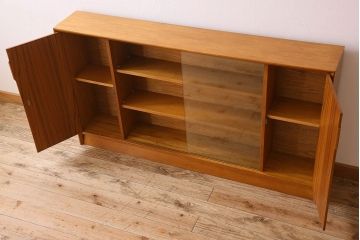 ヴィンテージ家具　イギリスビンテージ　チーク材　シンプルなデザインのサイドキャビネット(サイドボード)