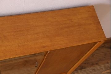 ヴィンテージ家具　イギリスビンテージ　チーク材　シンプルなデザインのサイドキャビネット(サイドボード)