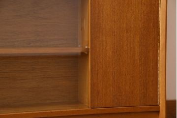 ヴィンテージ家具　イギリスビンテージ　チーク材　シンプルなデザインのサイドキャビネット(サイドボード)