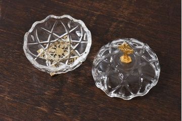 アンティーク雑貨　イギリスビンテージ　エレガントなガラス製小物入れ