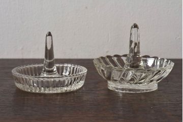アンティーク雑貨　イギリスビンテージ　ガラス製のシンプルなリングホルダー2個セット