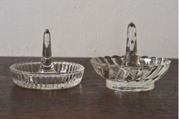 アンティーク雑貨　イギリスビンテージ　ガラス製のシンプルなリングホルダー2個セット