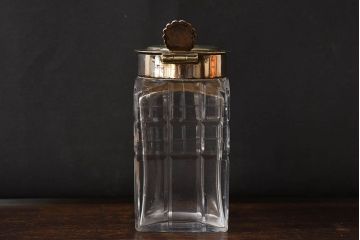 アンティーク雑貨　イギリスビンテージ　蓋のデザインがお洒落なガラス製調味料入れ(ガラス瓶)