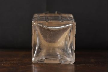 アンティーク雑貨　イギリスビンテージ　蓋のデザインがお洒落なガラス製調味料入れ(ガラス瓶)