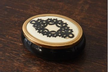 アンティーク雑貨　イギリスアンティーク　磁器製　ゴシックなデザインのピルケース(小物入れ)