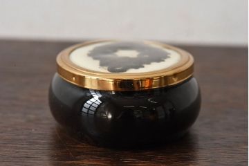 アンティーク雑貨　イギリスアンティーク　磁器製　ゴシックなデザインのピルケース(小物入れ)