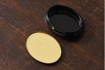 アンティーク雑貨　イギリスアンティーク　磁器製　ゴシックなデザインのピルケース(小物入れ)