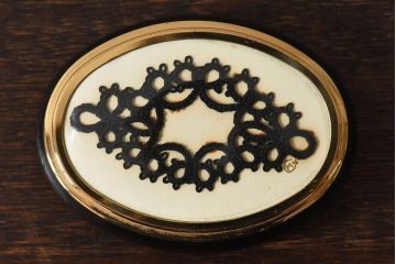 アンティーク雑貨　イギリスアンティーク　磁器製　ゴシックなデザインのピルケース(小物入れ)