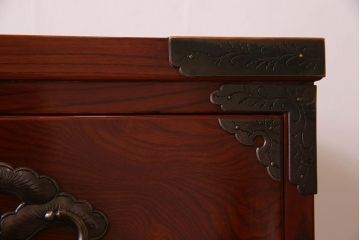 中古　伝統工芸　手打ち金具　上質な岩谷堂箪笥・四尺整理箪笥(車箪笥、衣装箪笥)(定価140万円)
