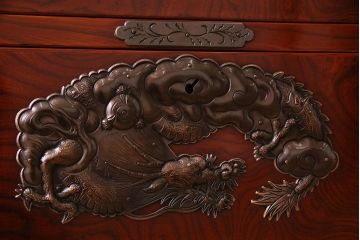 中古　伝統工芸　手打ち金具　上質な岩谷堂箪笥・四尺整理箪笥(車箪笥、衣装箪笥)(定価140万円)