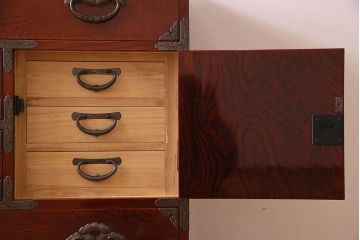 中古　伝統工芸　手打ち金具　上質な岩谷堂箪笥・四尺整理箪笥(車箪笥、衣装箪笥)(定価140万円)
