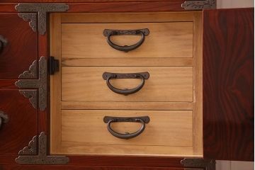 中古　伝統工芸　手打ち金具　上質な岩谷堂箪笥・四尺整理箪笥(車箪笥、衣装箪笥)(定価140万円)
