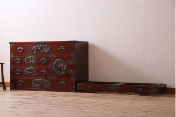 中古　伝統工芸　手打ち金具　上質な岩谷堂箪笥・四尺整理箪笥(車箪笥、衣装箪笥)(定価140万円)