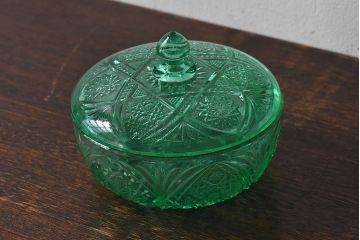 アンティーク雑貨　昭和レトロ　薄い緑色のプレスガラスの蓋付き器(小物入れ)