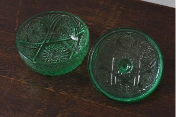 アンティーク雑貨　昭和レトロ　薄い緑色のプレスガラスの蓋付き器(小物入れ)